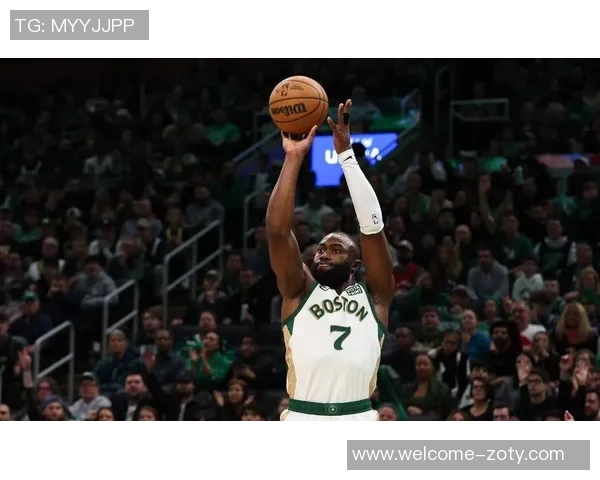 杰伦布朗坚定信念不懈努力助力队友提升表现